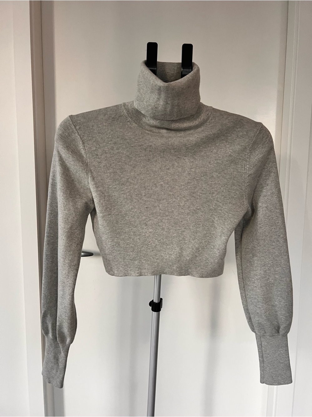 Wilfred Gray Cropped Turtleneck Sweater